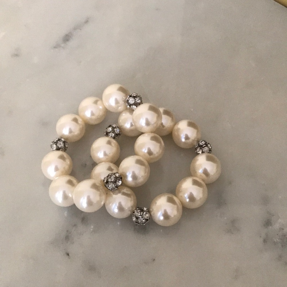 Daisy Fuentes Pearl bracelets